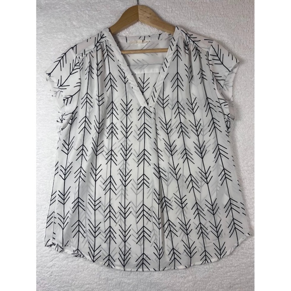 Women XL White Black Arrow Print V Neck Blouse Cap Sleeve Lightweight Top